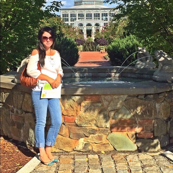 Meet your Posher, Amanda - Picture 2 of 4